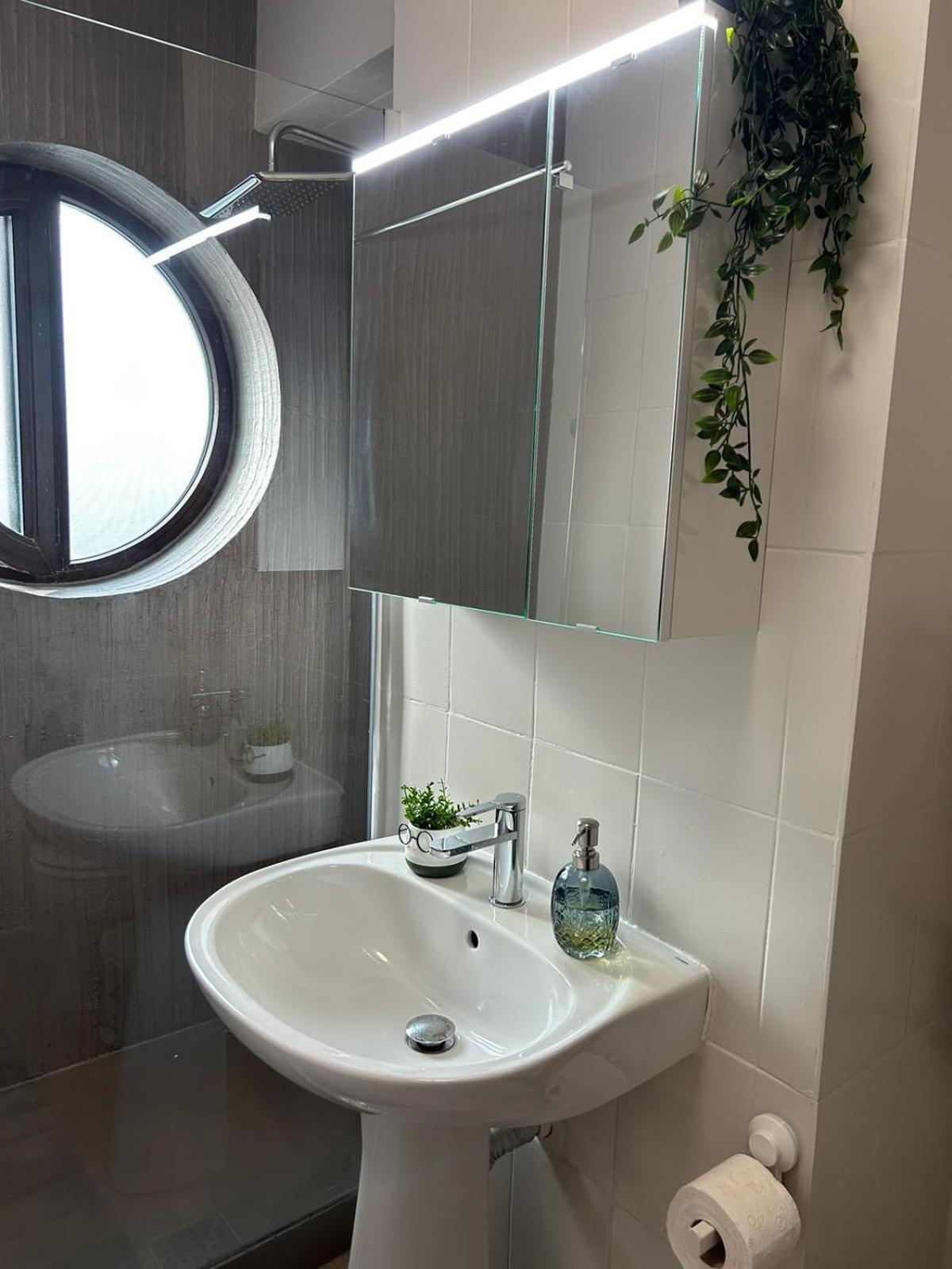 פלוייסטי Luxury Studio מראה חיצוני תמונה